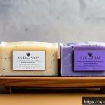 천연비누의 세정력 - A serene bathroom scene featuring artisanal natural soap bars made from olive, coconut, and shea but...